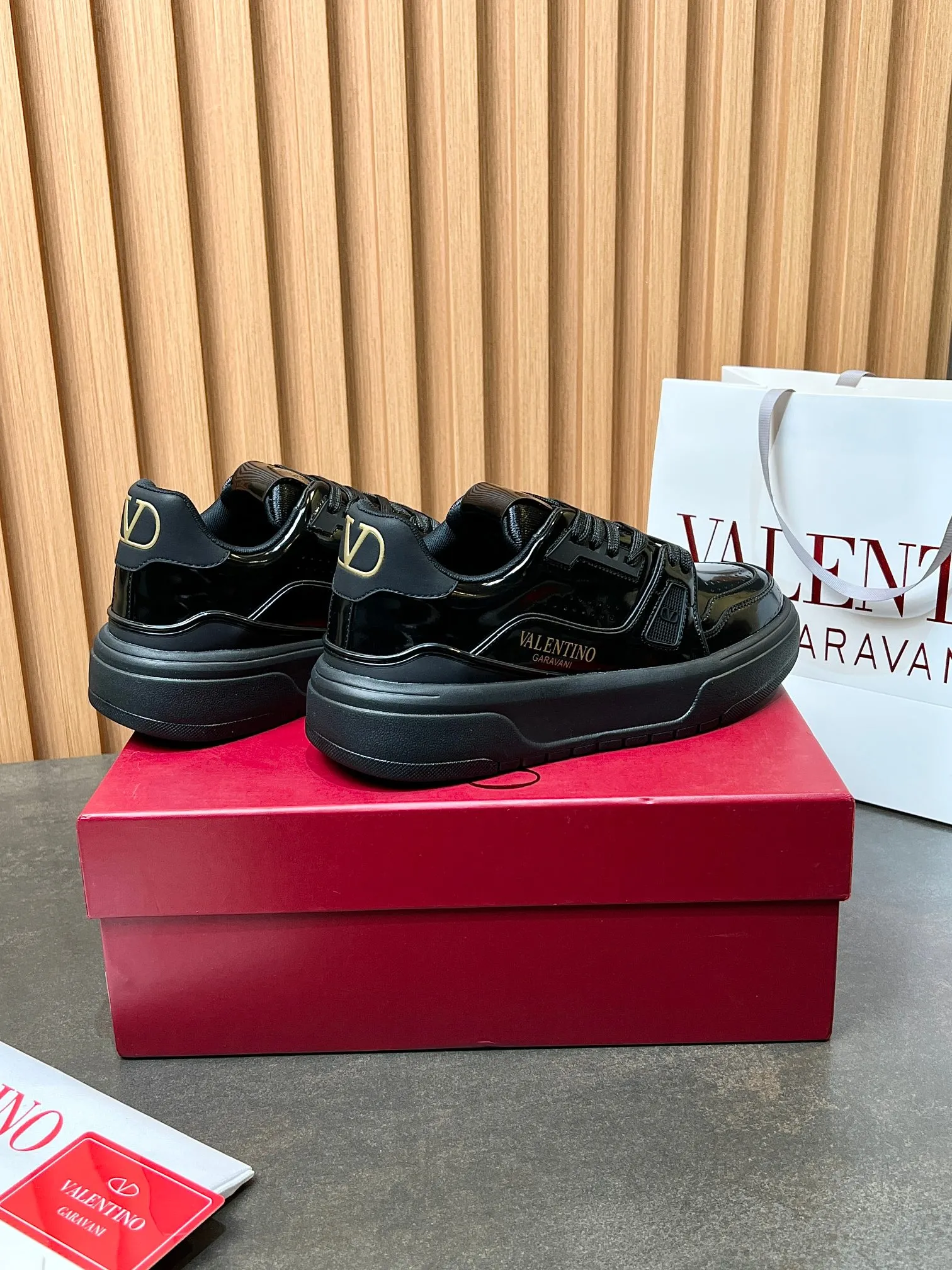 👟👟Ex-factory price 680👟👟 𝑽𝒂𝒍𝒆𝒏𝒕𝒊𝒏𝒐Valentino 𝑶𝒏𝒆𝑺𝒕𝒖𝒅 Couple's sneaker series Valentino 2025 latest couple's sneakers same style for celebrities Hot sale. The original ZP was purchased and dismantled. Repeated printing and modification. Trying to restore the original version 1:1! Top luxury masterpiece, soft and comfortable, combining fashion and leisure, bringing excellent and elegant texture and excellent on-foot comfort. Top purchasing version upper: imported calfskin surface/original oil edge craftsmanship. Lining: water-dyed cowhide lining. Outsole: original development 𝐓𝐏𝐔 two-color combination outsole. Packaging: original configuration complete package. Code number: 34-44
